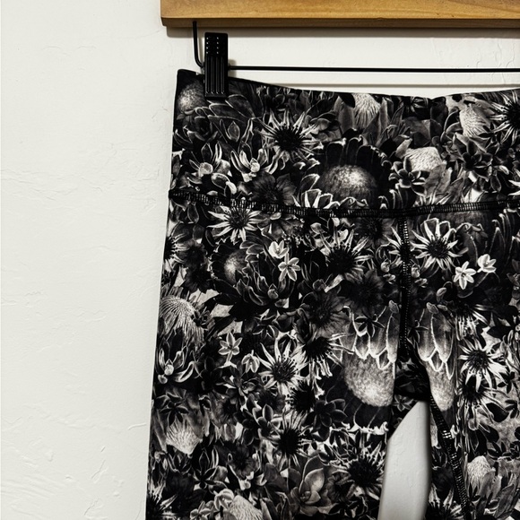 Lululemon Full Length Leggings Size 6 Floral pattern Grey and Black tights - Picture 4 of 6